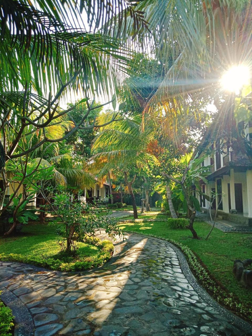 Rini Hotel 罗威那 外观 照片