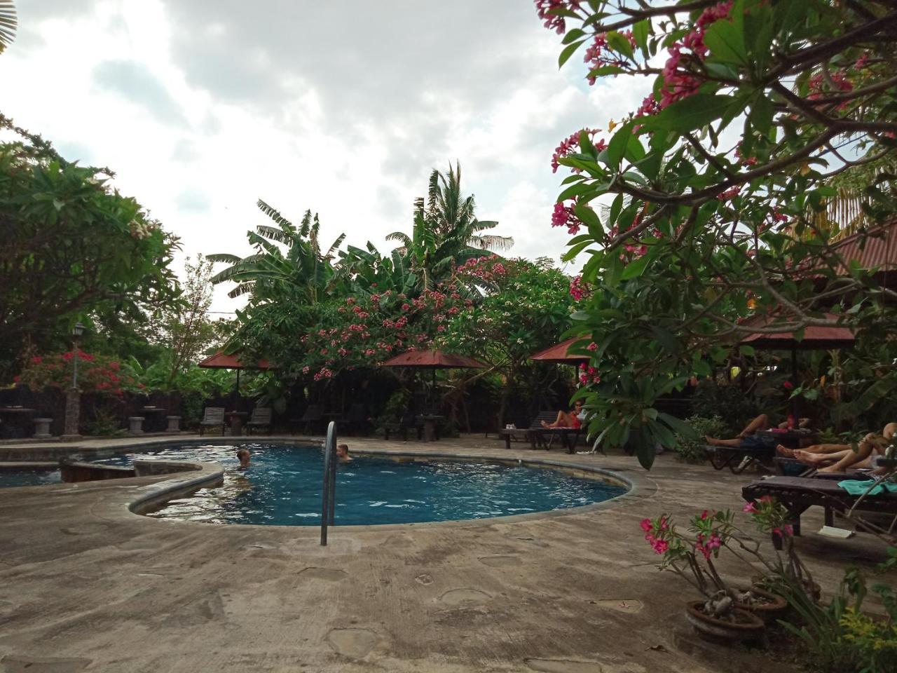 Rini Hotel 罗威那 外观 照片